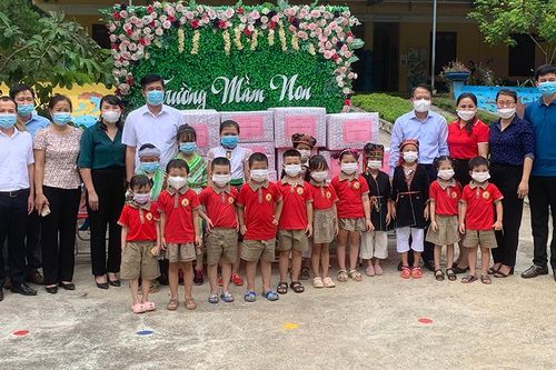 Đồng chí Giám đốc Sở Kế hoạch và Đầu tư Vân Đình Thảo tặng quà trẻ em vùng khó khăn
