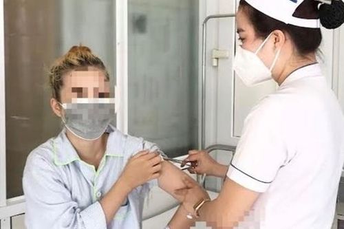 Nhập viện phẫu thuật 'khẩn' sau khi tự tiêm chất không rõ nguồn gốc để nâng vòng 1