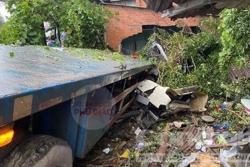 Bình Dương: Xe đầu kéo tông sập nhà dân lúc rạng sáng