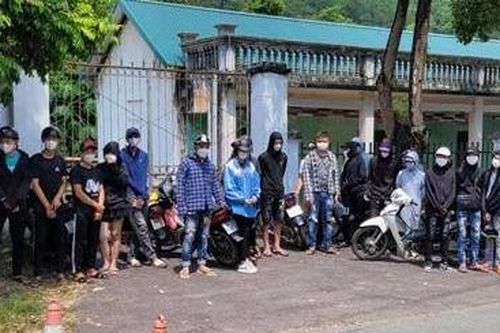 Phát hiện, ngăn chặn 40 đối tượng tụ tập đi 'bão' giữa mùa dịch