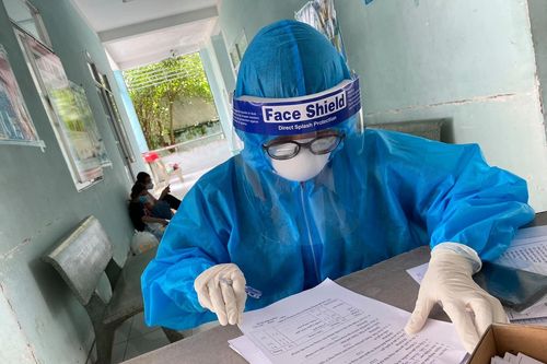3 nhân viên y tế ở Hà Nội dương tính SARS-CoV-2