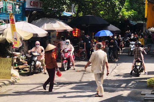 Hà Nội: Cửa hàng chấp hành tốt quy định phòng dịch, người dân còn tâm lý chủ quan
