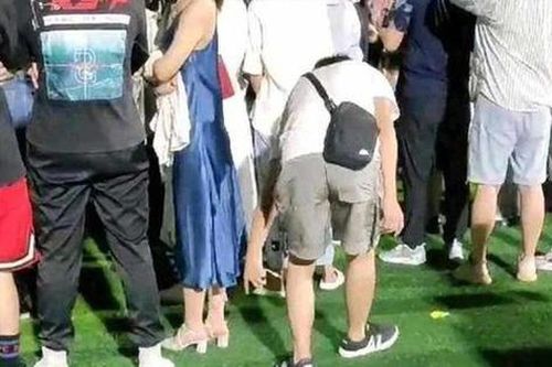Nam sinh năm nhất đi nhập học giở trò biến thái chụp lén váy bạn nữ, phản ứng của người bố khiến ai cũng xót xa