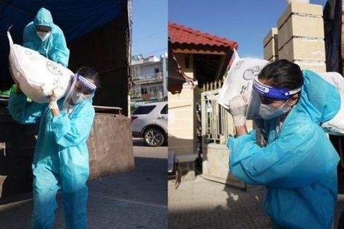 Tự vác bao gạo 50 kg làm thiện nguyện, H'Hen Niê đích thị là nàng hậu 'lực điền' của V-Biz
