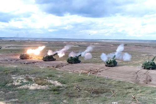 Pháo binh Nga thị uy khi biến mục tiêu thành cát bụi trong tập trận Zapad