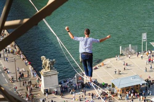 Thót tim cảnh đi trên dây vượt sông Seine ở độ cao 70m