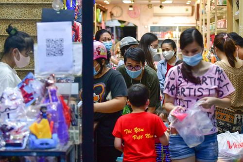 Chen chân mua đồ chơi Trung thu trong đêm giãn cách