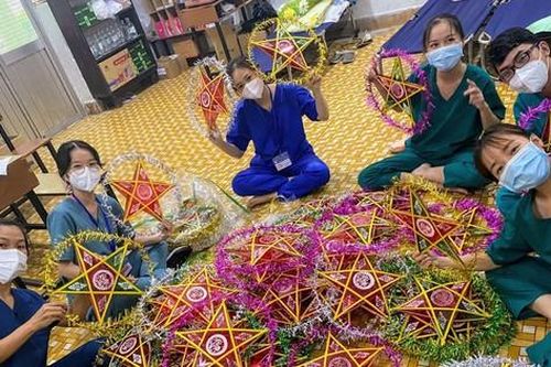 Mang Trung Thu đến trẻ em trong khu cách ly
