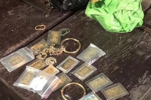Nghi phạm trộm vàng và tiền rồi dẫn nạn nhân đi trình báo công an