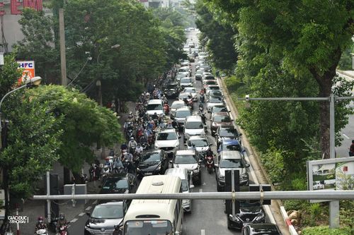 Đường phố Hà Nội đông đúc trở lại sau khi nhiều quận được nới lỏng giãn cách