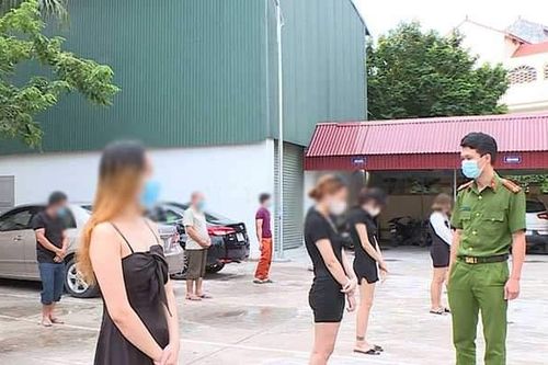 Hưng Yên: 14 nam thanh niên tụ tập trong quán karaoke giữa mùa dịch bị phạt nặng