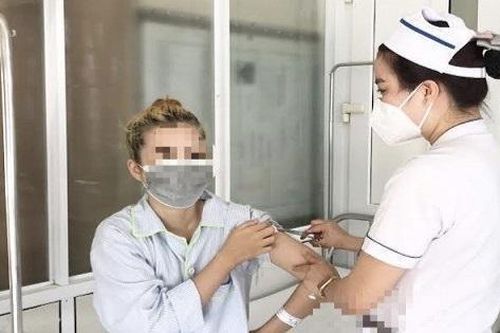 Nhập viện vì tự tiêm chất làm đầy vào ngực