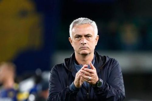 HLV Mourinho kết thúc 'tuần trăng mật' tại Roma