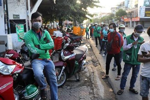 Hàng trăm nhân viên giao hàng chờ xét nghiệm COVID-19 ở TPHCM