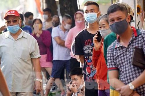 Người dân Hải Phòng dậy từ sớm xếp hàng mua bánh trung thu
