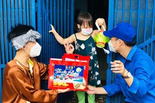 'Chú Cuội' mang Trung thu đến với trẻ em khó khăn