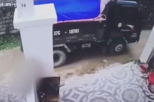 Bố lùi xe đè trúng khiến con trai 2 tuổi tử vong