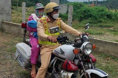 Cảnh sát giao thông dùng xe đặc chủng chở mẹ con sản phụ về nhà