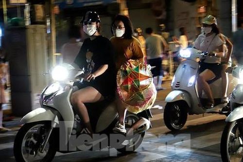 Phố cổ Hà Nội đông kín người trước giờ nới lỏng giãn cách