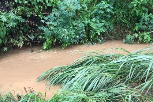 Một học sinh bị nước cuốn trôi trên đường đi học