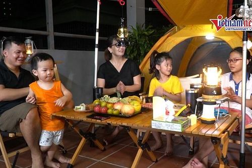 Trung thu 'tại gia' đặc biệt: Lấy tre làm đèn, cắm trại sân thượng