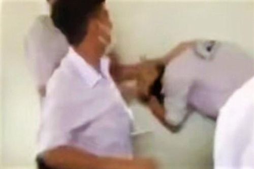 Học sinh đánh nhau trong nhà vệ sinh, Giám đốc Sở phê bình hiệu trưởng
