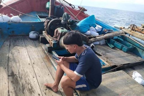 Giờ học ở biển của cậu học trò làm thuê trên tàu cá