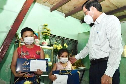 Chủ tịch TP.HCM: Sẽ giúp các em mồ côi có điều kiện tốt để học đến 18 tuổi