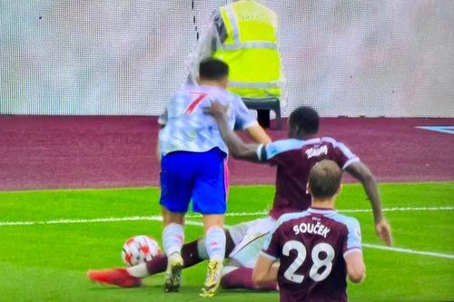 Trọng tài đã 'cướp' phạt đền của Ronaldo và MU