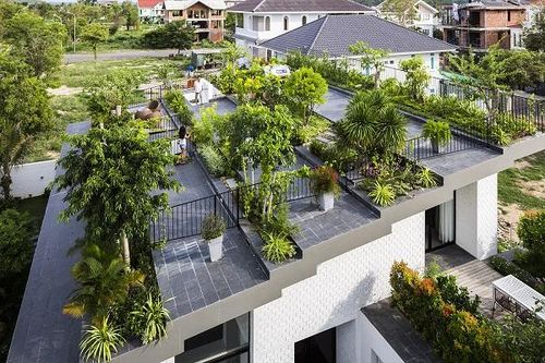 Vườn bậc thang xanh mướt trên sân thượng biệt thự hơn 270m2