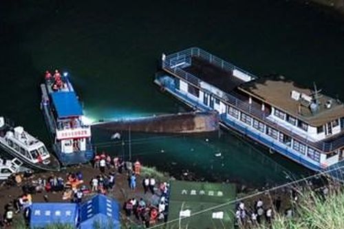 Lật tàu khách ở Trung Quốc, 15 người chết, mất tích