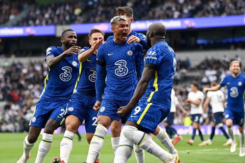 Premier League: Chelsea lên ngôi đầu, Ronaldo tiếp tục ghi bàn