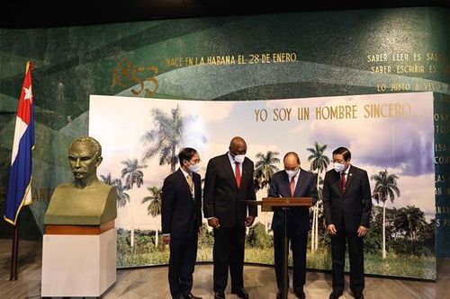 Chủ tịch nước đặt vòng hoa tại Đài tưởng niệm anh hùng Jose Marti