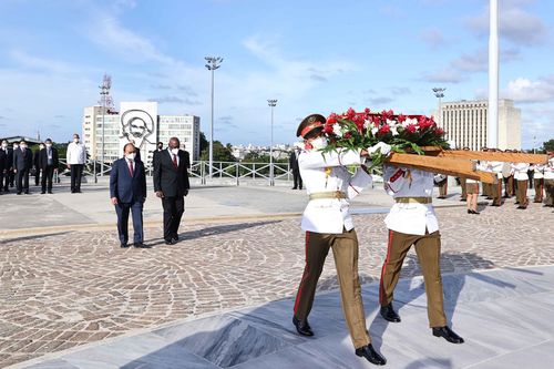 Hình ảnh Chủ tịch nước đặt vòng hoa tại Tượng đài anh hùng Jose Marti