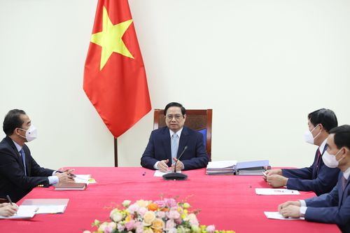 Thủ tướng Phạm Minh Chính điện đàm với Giám đốc điều hành COVAX