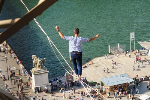 Thót tim cảnh đi trên dây từ tháp Eiffel qua sông Seine ở độ cao 70m