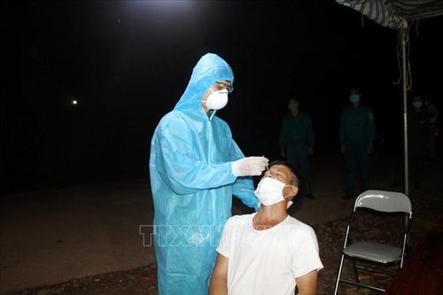 Doanh nghiệp lao đao về phí, tần suất xét nghiệm COVID-19