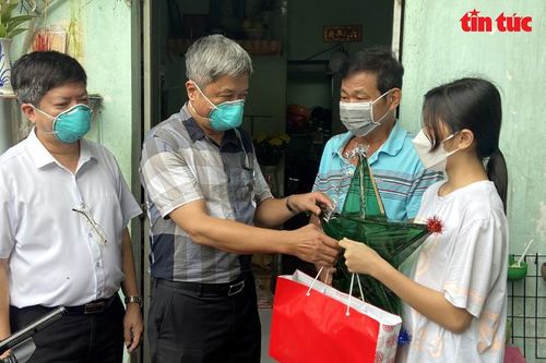 Thứ trưởng Nguyễn Trường Sơn tặng quà Trung thu cho các thiếu nhi mồ côi do dịch COVID-19