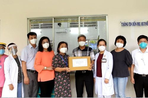 Thứ trưởng Bộ Y tế Nguyễn Trường Sơn tặng quà Trung thu cho các em nhỏ có người thân mất vì COVID-19