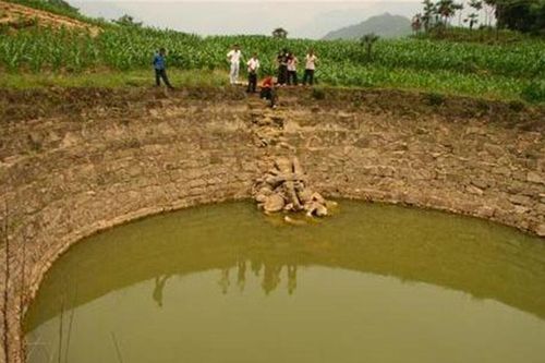 Ngôi làng có cái ao không bao giờ vơi nước, dân làng tò mò rút cạn ao: Bên dưới là huynh trưởng của Gia Cát Lượng!