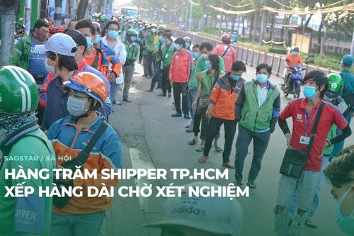 Hàng trăm shipper TP.HCM xếp thành hàng dài từ sáng sớm để xét nghiệm nhanh