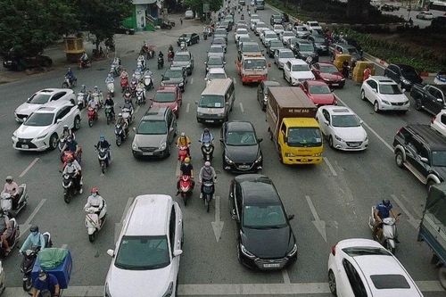 Đường phố Hà Nội lại tấp nập, ùn ứ trong ngày đầu tuần sau thời điểm nới lỏng một số hoạt động