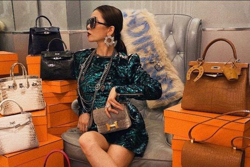 Lệ Quyên ngồi như 'bà hoàng' giữa bộ sưu tập túi hiệu 'sương sương' hàng chục tỷ đồng