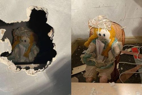 Vừa dọn về nhà mới, người đàn ông sững sờ khi phát hiện con búp bê và mẩu giấy nhắn 'đáng sợ'