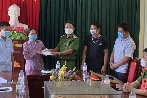 Công an xã Hoằng Thịnh trao trả tài sản cho người bị mất