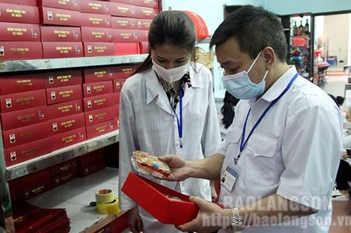 An toàn thực phẩm Tết Trung thu: Kiểm soát chặt, tuyên truyền mạnhTin khácAn toàn thực phẩm Tết Trung thu: Kiểm soát chặt, tuyên truyền mạnhQuyết liệt ngăn hàng lậu thời điểm cuối năm