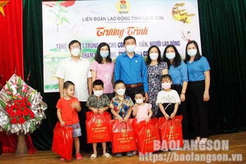 Liên đoàn Lao động tỉnh: Tặng 200 suất quà Tết Trung thu cho con công nhân, người lao độngTin khácAn toàn thực phẩm Tết Trung thu: Kiểm soát chặt, tuyên truyền mạnhQuyết liệt ngăn hàng lậu thời điểm cuối năm