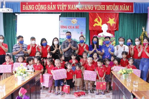 Tặng quà tết trung thu cho thiếu nhi Trường Mầm non Supe