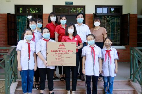 Trao quà Tết trung thu tại Việt Trì
