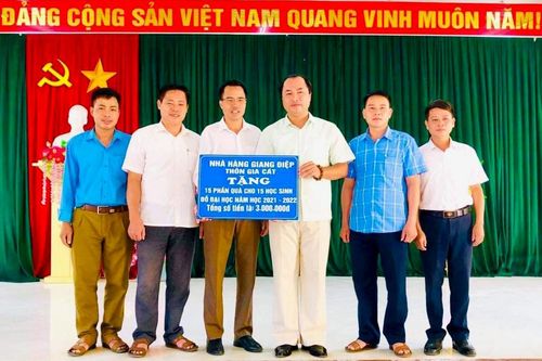 Một hộ dân xã Phú Lương tặng 15 suất quà cho học sinh thi đỗ đại học